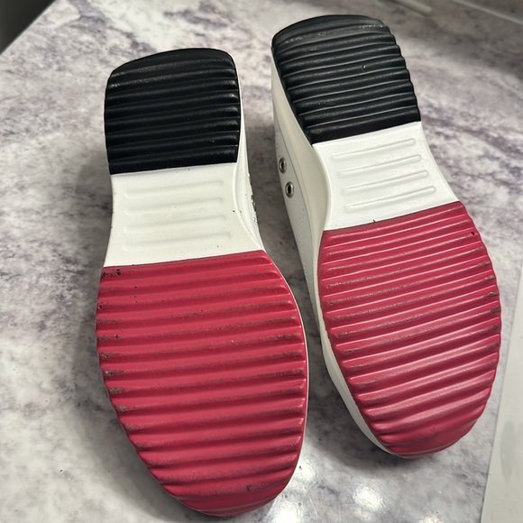 White canvas shoes size 6 colored bottom - Picture 5 of 7